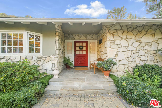 9420 Eden Drive, Beverly Hills CA: https://media.crmls.org/mediaz/d8fde9ca-5711-4ee6-92fa-36fe1ddd65c0.jpg