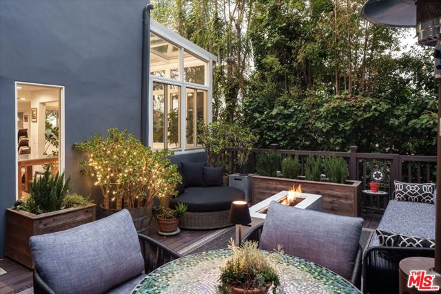 11372 Brill Drive, Studio City CA: https://media.crmls.org/mediaz/d8ff0aca-e428-4493-952b-eec457ee02d4.jpg