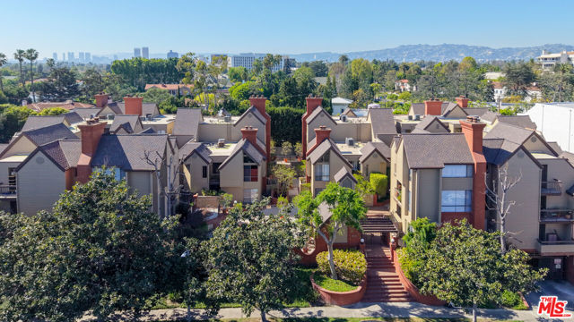 835 S Lucerne Boulevard, Los Angeles CA: https://media.crmls.org/mediaz/d8ff6987-c5f5-4487-9efa-e52ca664a30e.jpg