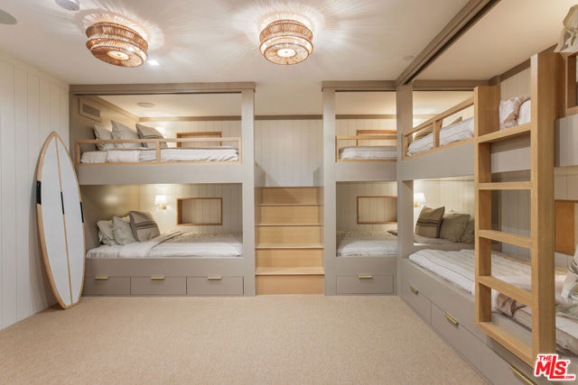 4016 The Strand, Manhattan Beach CA: https://media.crmls.org/mediaz/d8ff7fb1-0b1f-4646-96b2-66c642134587.jpg