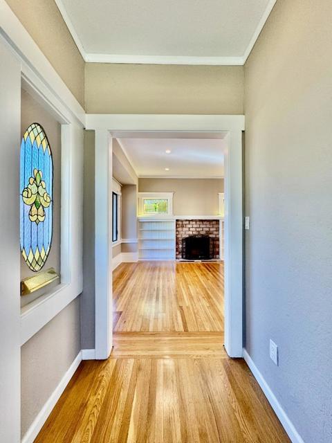 809 Bayswater Avenue, Burlingame CA: https://media.crmls.org/mediaz/d8ffd395-2e15-49f4-9611-4f37dc3a0b5a.jpg