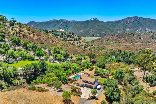 3453 Via Loma Vista, Escondido CA: https://media.crmls.org/mediaz/d9000c27-8197-4fff-9dbf-cc002add838f.jpg