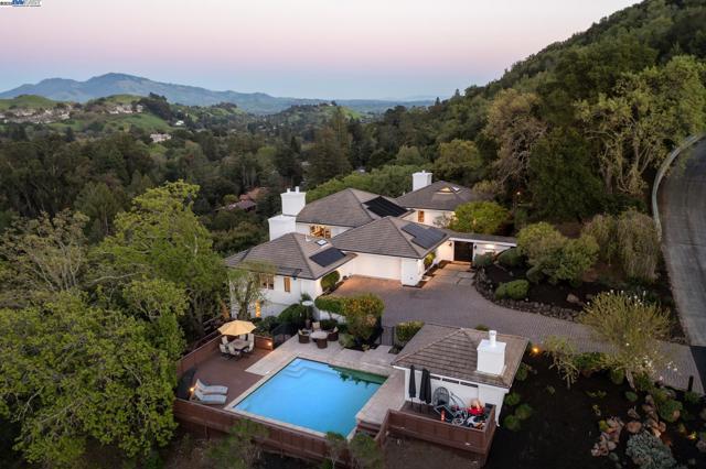 11 Leslyn Lane, Lafayette CA: https://media.crmls.org/mediaz/d9004842-da6b-42e9-b0ef-463ae3462b7d.jpg