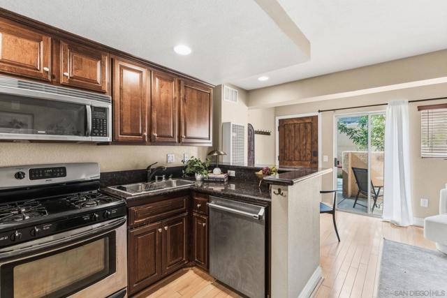 3927 Nobel Dr, San Diego CA: https://media.crmls.org/mediaz/d900e5ac-cd87-45ca-8900-99e404eb23f2.jpg