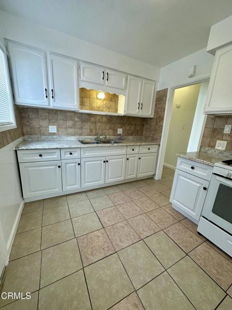 135 N Roosevelt Avenue, Oxnard CA: https://media.crmls.org/mediaz/d90116a2-abd5-46ec-b9f2-edcd7e7ad4e3.jpg