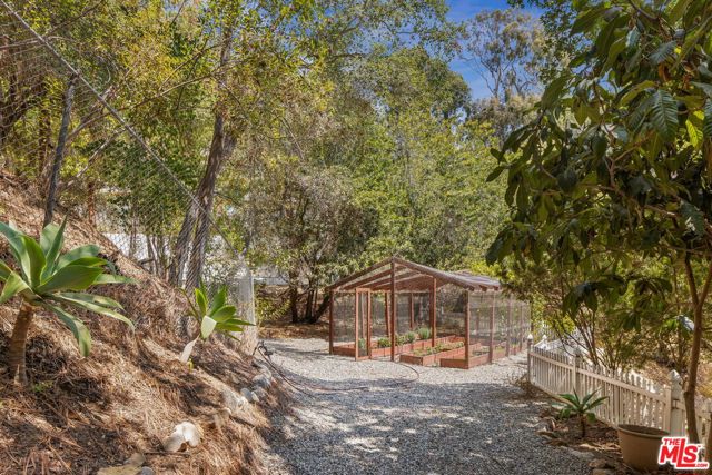 11349 Canton Drive, Studio City CA: https://media.crmls.org/mediaz/d90234d1-f6c0-4f0e-97c7-7e584553288f.jpg