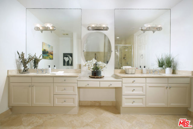 143 N Arnaz Drive, Beverly Hills CA: https://media.crmls.org/mediaz/d902ba1f-0f05-4bf1-a6cc-2eb998a5f958.jpg