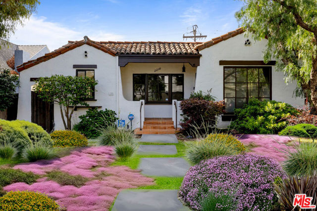 2218 Pearl Street, Santa Monica CA: https://media.crmls.org/mediaz/d903ff47-1f08-4c98-9b0a-2294ca587045.jpg