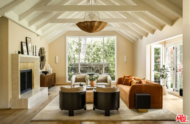 2627 Benedict Canyon Drive, Beverly Hills CA: https://media.crmls.org/mediaz/d904e8bb-bcce-471b-8e59-264a1e6c2a19.jpg