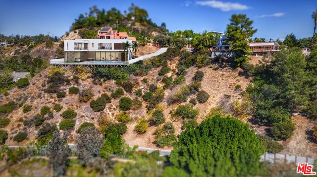 2811 Benedict Canyon Drive photo 1