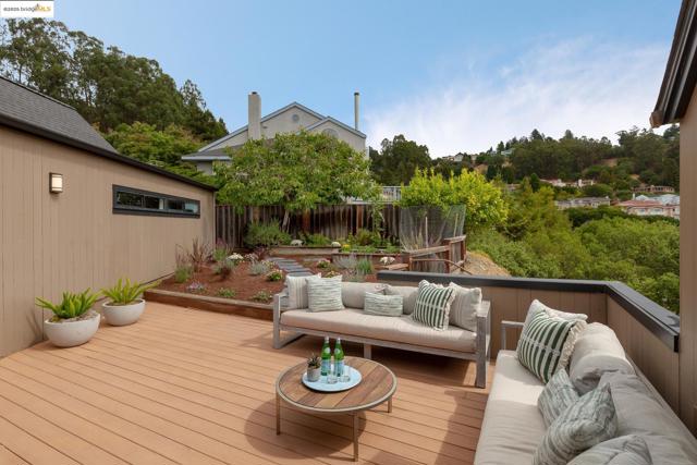 6475 Swainland Rd, Oakland CA: https://media.crmls.org/mediaz/d906b434-7d70-4c77-a3c0-e1b61159766e.jpg
