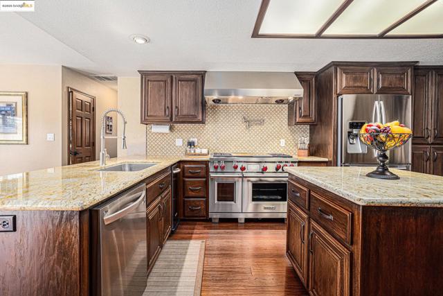 15 Madeira Ct, Oakley CA: https://media.crmls.org/mediaz/d906d590-ed52-4062-93ab-608c7408ee66.jpg
