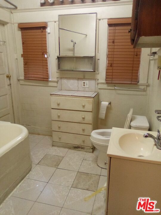 815 W 50th Street, Los Angeles CA: https://media.crmls.org/mediaz/d907022c-f04d-407e-af4d-77e812b869bb.jpg