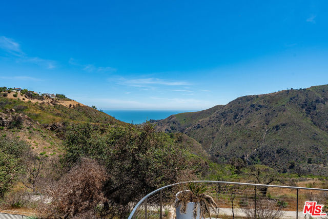 1120 Cumbre Alta Court, Pacific Palisades CA: https://media.crmls.org/mediaz/d90755ec-b667-45ec-80d0-14bc257a94e3.jpg