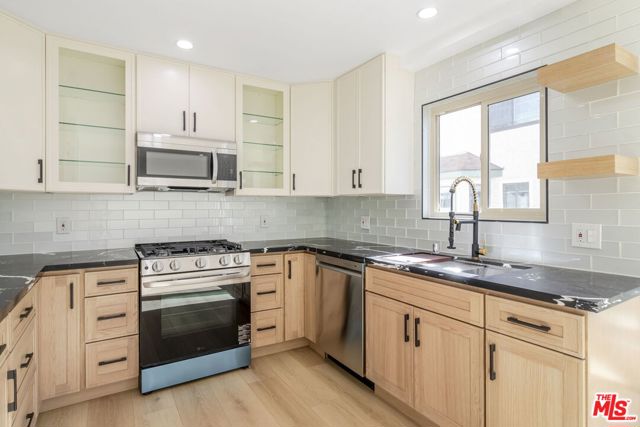 7550 Zombar Avenue, Van Nuys CA: https://media.crmls.org/mediaz/d9075ef0-7b77-4bc0-8342-b7d537126734.jpg
