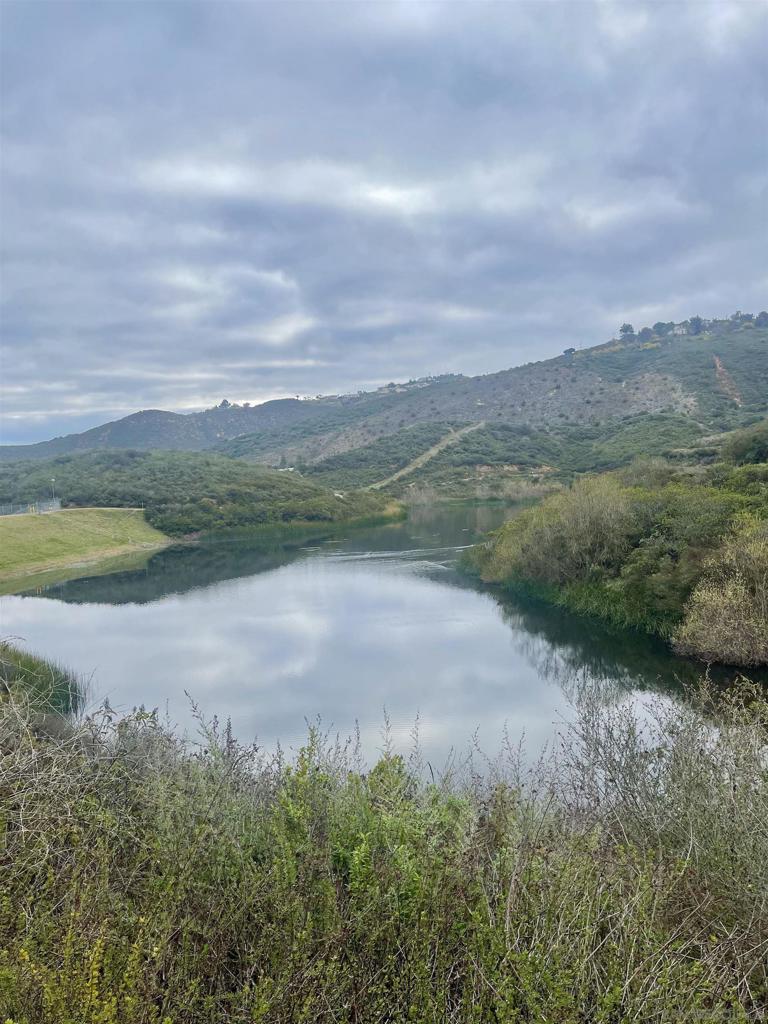 https://media.crmls.org/mediaz/d9089371-b8bd-4700-8ad4-93ea90249477.jpg?preset=X-Large