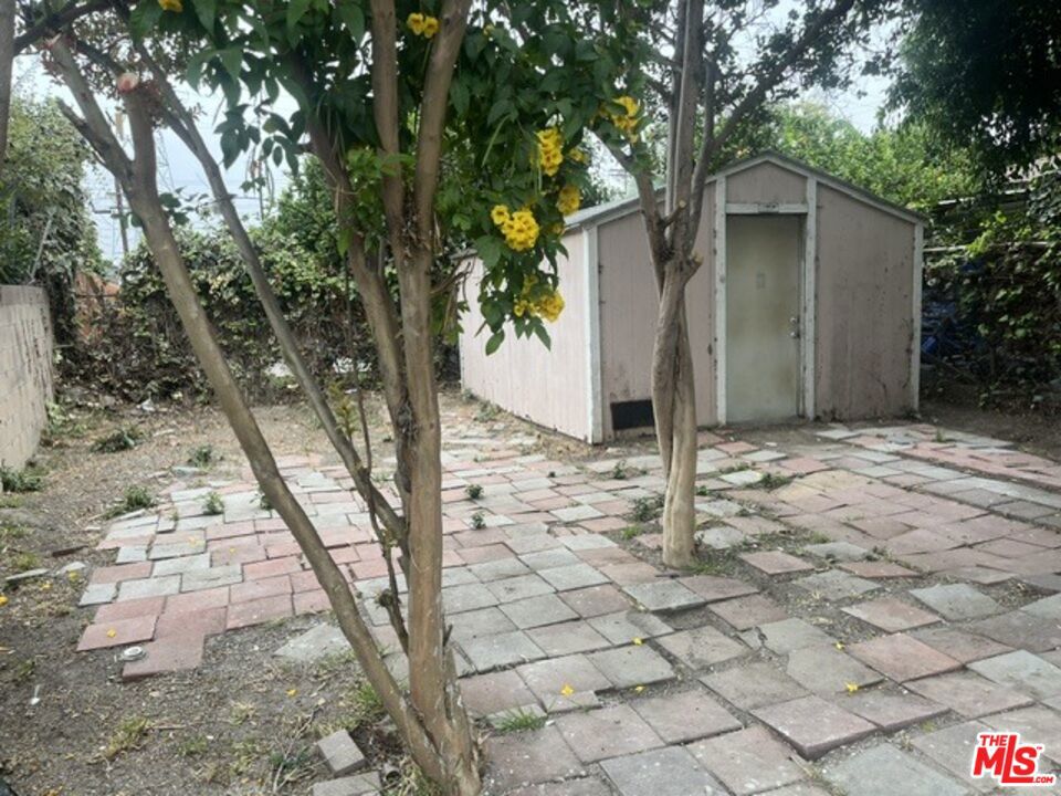 https://media.crmls.org/mediaz/d909a0c8-4da7-42fb-8e38-297b135b269c.jpg?preset=X-Large