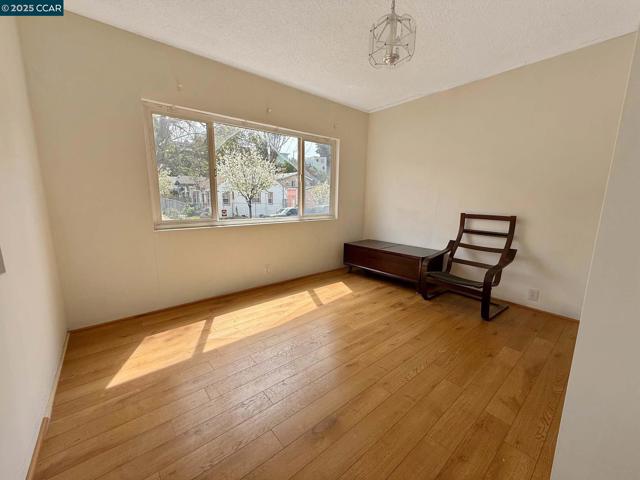 2129 Harrington Ave, Oakland CA: https://media.crmls.org/mediaz/d90a9b2e-da8b-472d-b61a-6a7a1db58196.jpg