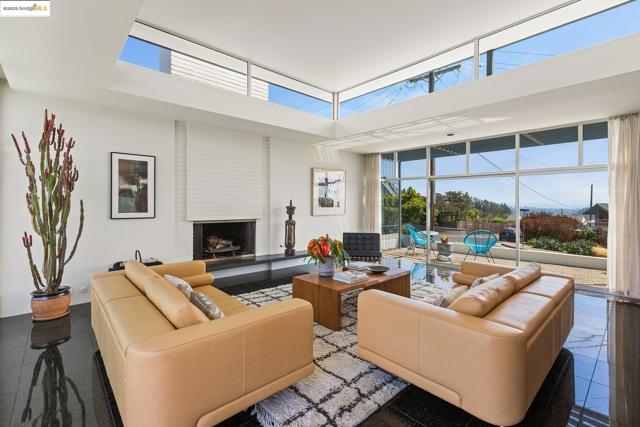 7145 View Ave, El Cerrito CA: https://media.crmls.org/mediaz/d90b05de-c889-4e8b-8501-c761b0700156.jpg