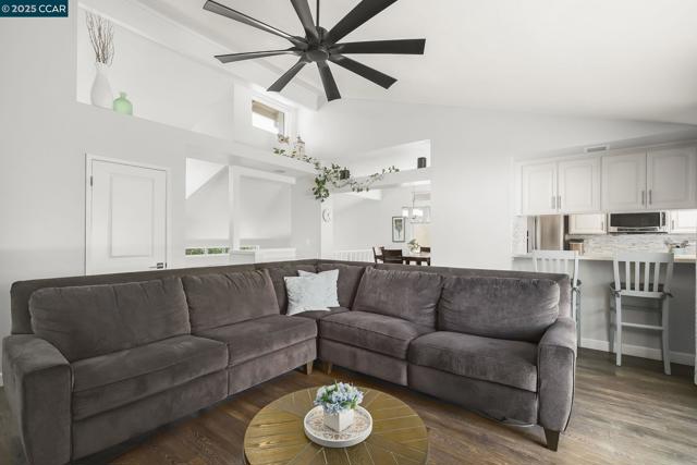 1169 Discovery Way, Concord CA: https://media.crmls.org/mediaz/d90c9537-eaa1-4433-b711-952ade8cb3f3.jpg