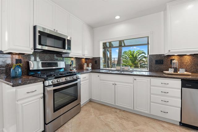 Detail Gallery Image 7 of 21 For 1173 Avenida Frontera, Oceanside,  CA 92057 - 3 Beds | 2/1 Baths