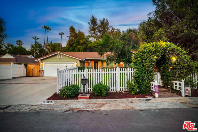 5252 Vanalden Avenue, Tarzana CA: https://media.crmls.org/mediaz/d90e7208-2053-46c0-a09f-0aa86ff3d2fa.jpg
