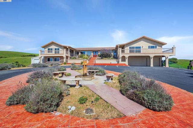 41794 Vargas Rd, Fremont CA: https://media.crmls.org/mediaz/d90e9fe9-7e2d-4426-af42-3df8795bcfeb.jpg