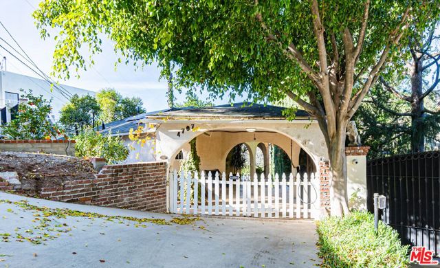 4707 Bedel Street, Woodland Hills CA: https://media.crmls.org/mediaz/d9112978-2e9e-4e75-a1e7-fa79a0fdb928.jpg