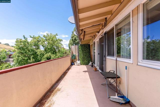 2345 Paloma Ct, Pinole CA: https://media.crmls.org/mediaz/d911aaf9-beef-4225-a887-443068b40c00.jpg