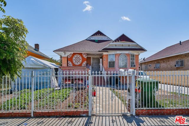 956 E 24th Street, Los Angeles CA: https://media.crmls.org/mediaz/d9120d30-da08-4965-be7e-eeec4bb3516b.jpg