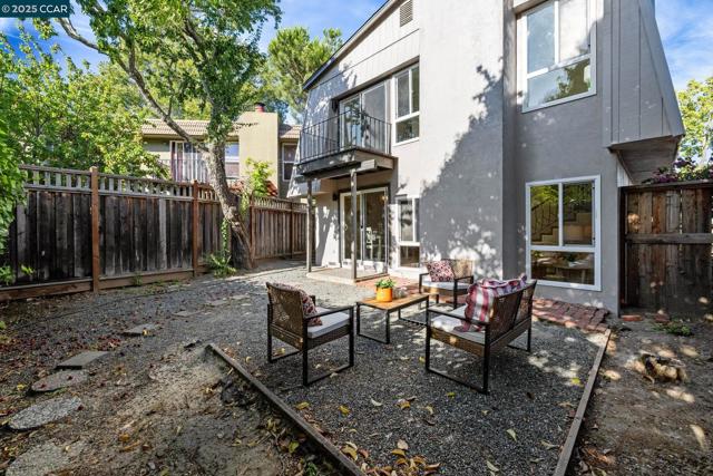 9 Glen Dr, Fairfax CA: https://media.crmls.org/mediaz/d912b75d-a0a9-46df-aadf-d47db615ce5e.jpg