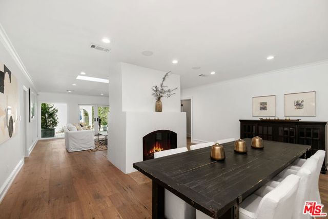514 N Walden Drive, Beverly Hills CA: https://media.crmls.org/mediaz/d913139f-19e4-431f-a082-f54ede01da95.jpg