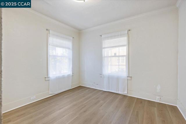 3220 Champion St, Oakland CA: https://media.crmls.org/mediaz/d913362c-0524-4004-b8e8-3f59d00649a8.jpg