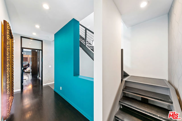 1430 Abbot Kinney Boulevard, Venice CA: https://media.crmls.org/mediaz/d914c67b-836c-4ddb-b62e-d4d0df295411.jpg