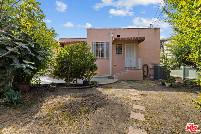252 S Maple, Beverly Hills CA: https://media.crmls.org/mediaz/d9153cd4-1d4d-4e08-920c-d868eaf27f0d.jpg