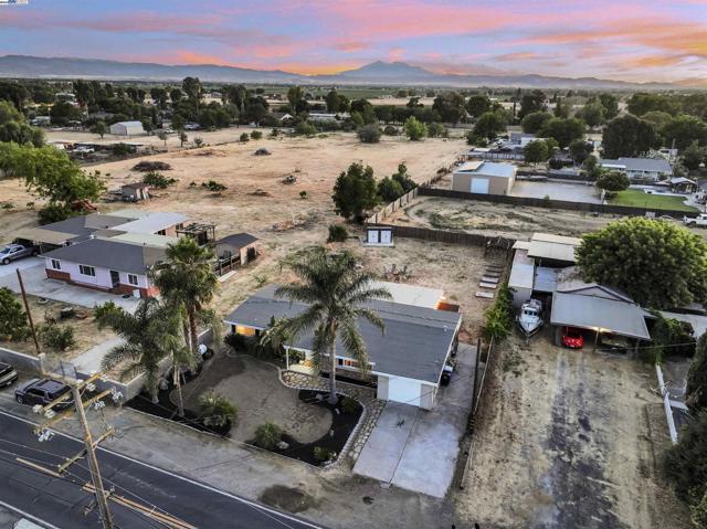 1941 Eden Plains Rd, Brentwood CA: https://media.crmls.org/mediaz/d9154d97-d6c0-4316-a5b3-b9aaf22b0357.jpg