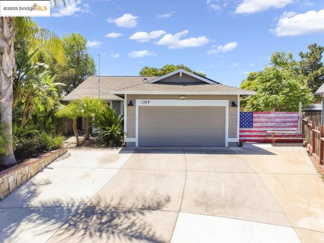 1359 Port Ct, Oakley CA: https://media.crmls.org/mediaz/d916be80-d598-45d8-86ab-b39fa7067b6f.jpg