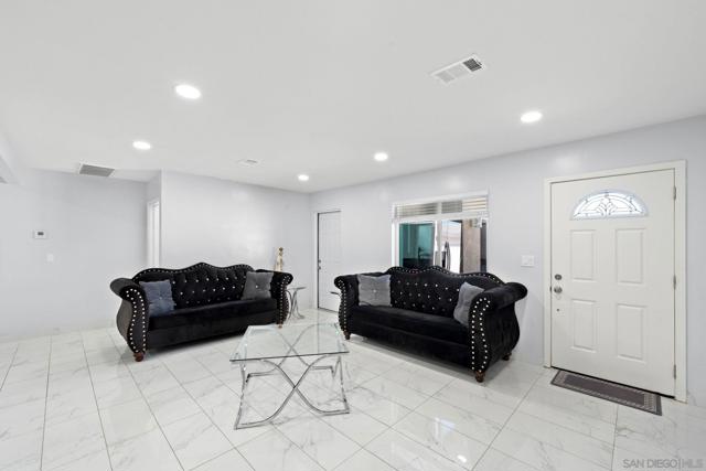 619 Dorothy St, El Cajon CA: https://media.crmls.org/mediaz/d916d95d-1f99-4152-a3d4-3061e61890e9.jpg