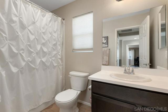259 Oberlander Way, Fallbrook CA: https://media.crmls.org/mediaz/d9175e11-0f4f-4e6f-bd8c-a1f7212ddaa9.jpg