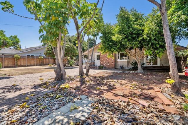 1312 3Rd St, Coronado CA: https://media.crmls.org/mediaz/d91810ce-afc3-469b-8779-16c09614b2ac.jpg
