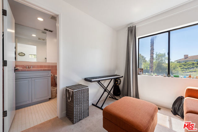 2357 Knob Hill Drive, Riverside CA: https://media.crmls.org/mediaz/d9190807-80d5-4a36-8a0c-f7aa3af94708.jpg