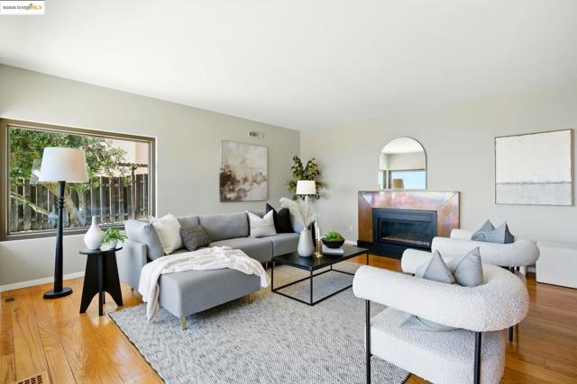 25 Holyrood Manor, Oakland CA: https://media.crmls.org/mediaz/d919d056-b677-4a6e-acbe-6c601766d9c8.jpg