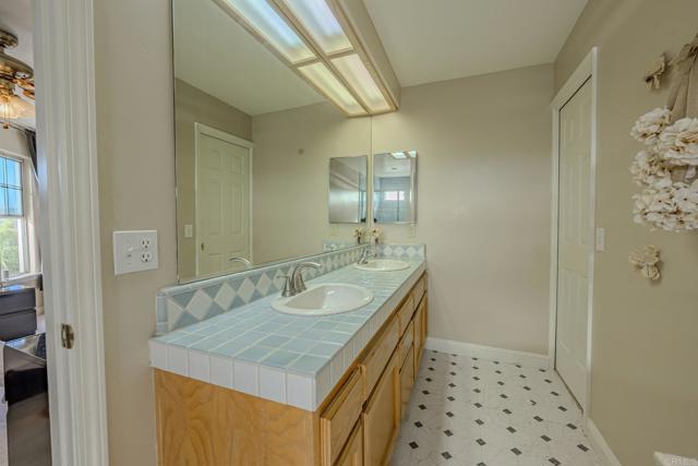 22633 Inspiration Pt, Canyon Lake CA: https://media.crmls.org/mediaz/d91b417b-f0ff-4351-a6b9-106630277c7b.jpg