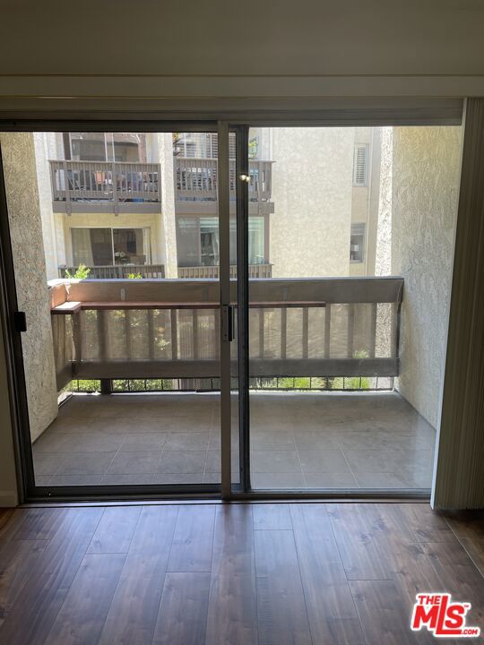 9206 Summertime Lane, Culver City CA: https://media.crmls.org/mediaz/d91c512b-955f-4bed-988c-880a7668c27f.jpg