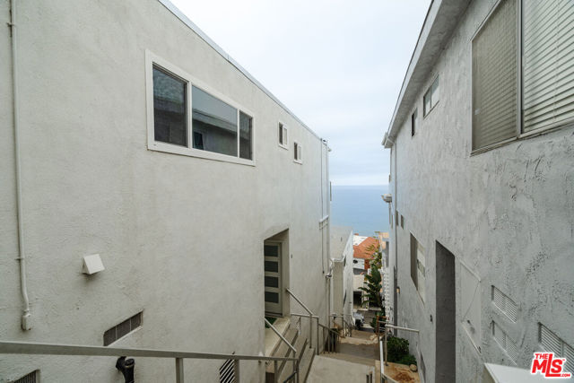18203 Coastline Drive, Malibu CA: https://media.crmls.org/mediaz/d91ef17d-17c2-4568-9290-0880f675e00a.jpg
