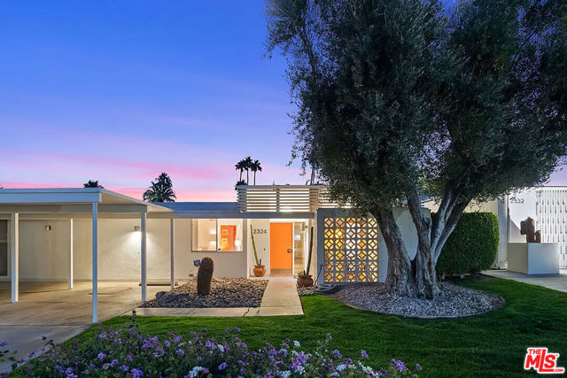 2324 S Skyview Drive, Palm Springs CA: https://media.crmls.org/mediaz/d920bda9-db7b-467a-9a83-21b203f191ae.jpg