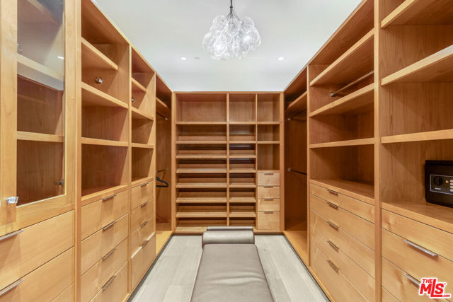 727 N Beverly Glen Boulevard, Los Angeles CA: https://media.crmls.org/mediaz/d920caf2-e12b-41ff-a628-4431408cfe24.jpg