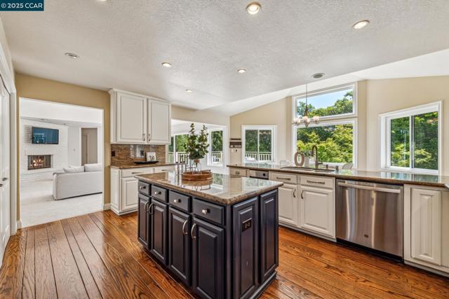 22 Ranger Ct, Alamo CA: https://media.crmls.org/mediaz/d920d0a1-3964-407e-a466-b72c0ac267f4.jpg