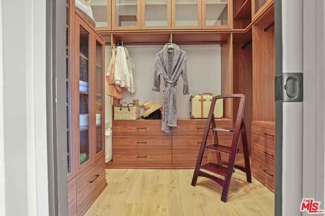 2835 Oak Point Drive, Los Angeles CA: https://media.crmls.org/mediaz/d9233846-7021-43ad-8766-cd595579e32a.jpg