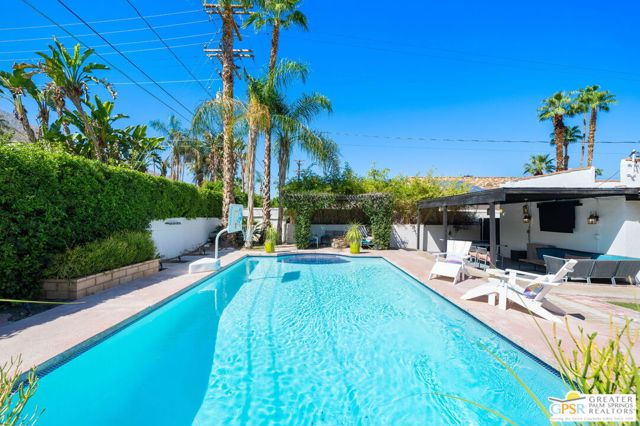 1861 S Palm Canyon Drive, Palm Springs CA: https://media.crmls.org/mediaz/d924f6be-e81f-4e60-9853-ccc63134bcdf.jpg
